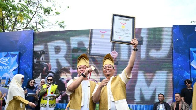 MURI - Foto Wali & Wakil Walikota Beserta Istri(3)